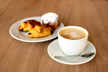 Desayuno café con leche y croissant y pastas