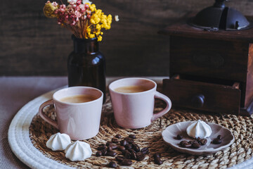 Tasse de café chaud sur la table avec des grains de café