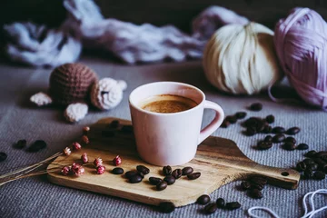 Keuken foto achterwand Tasse de café chaud sur la table avec des grains de café © PicsArt