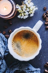 Tasse de café chaud sur la table avec des grains de café