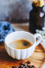 Tasse de café chaud sur la table avec des grains de café