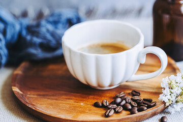 Tasse de café chaud sur la table avec des grains de café