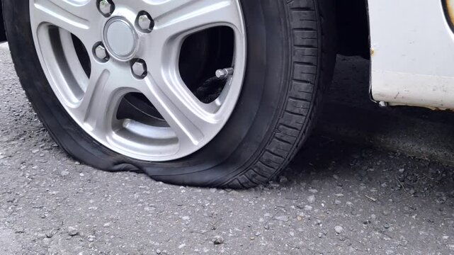 車のアクシデント　パンクしたタイヤ