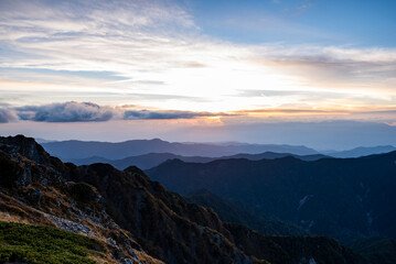 北岳肩の小屋から望む山々　山梨県南アルプス市