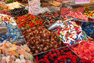 Des bonbons colorés de toutes sortes sur un stand de marché