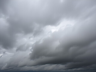 Obraz premium A windy, cloudy day with the sky filled with fast-moving, dark clouds, creating a sense of urgency and energy 