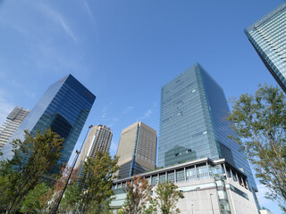 Obraz premium ビルと青い空