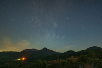 日本の鳥取県の大山のとても美しい星空