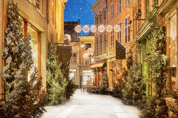 Pitoresque Dutch shopping street with snow and christmas decoration