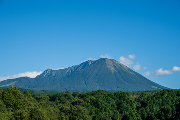 Fototapeta premium 日本の鳥取県の大山の美しい秋の風景