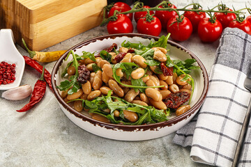 White canned beans with arugula and dry tomatoes