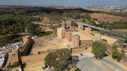 Fototapeta premium Vista aérea del castillo de Alcalá de Guadaíra en la provincia de Sevilla, España