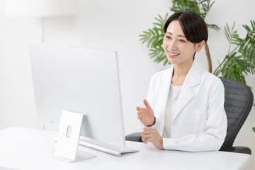 オンライン診察をする女性医師