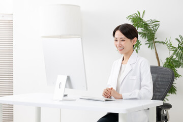 白衣を着た女性
