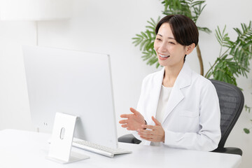 白衣を着た女性