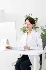 白衣を着た女性ドクター