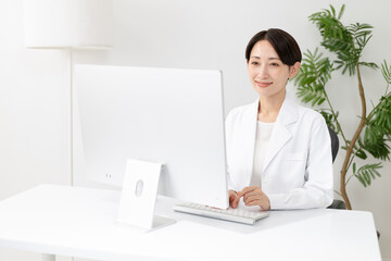 白衣を着た女性ドクター