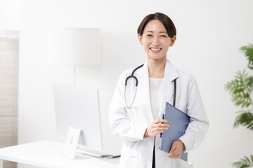 白衣を着た女性ドクター