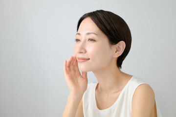 ショートヘアのミドル女性　