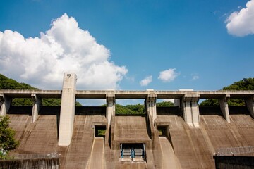 ダムと青空