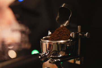 Naklejka premium In vibrant cafes, the barista skillfully operated the machine, grinding fresh beans to create a perfectly grated espresso, crafting a hot drink that delighted every customer.