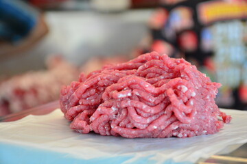 Carne de res picada, molida roja con fondo desenfocado, para publicidad y para poner precio en la parte de arriba,  Minced beef, ground red with blurred background, for advertising and to put a price 