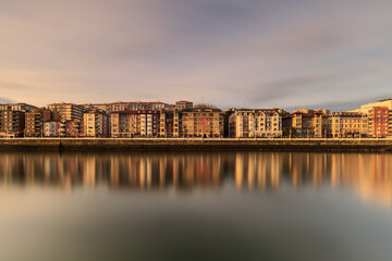 Fototapeta premium Skyline de la Villa de Portugalete y la ría de Bilbao