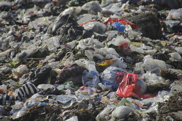 Rubbish or rubbish from households in rubbish dumps. Plastic waste and waste that is difficult to decompose in landfills causes environmental pollution.