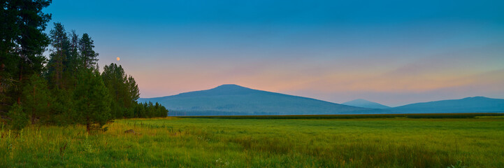 Fototapeta premium Moorise at Davis Lake, Oregon