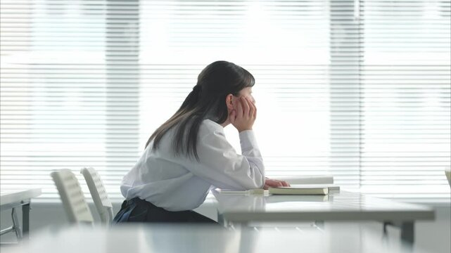 塾で授業を受ける女子中学生