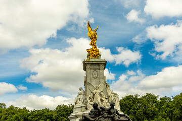 Fototapeta premium Ein kleiner Stadtbummel und Erkundungstour durch die Metropole London entlang der berühmten Sehenswürdigkeiten an der Themse - Vereinigtes Königreich