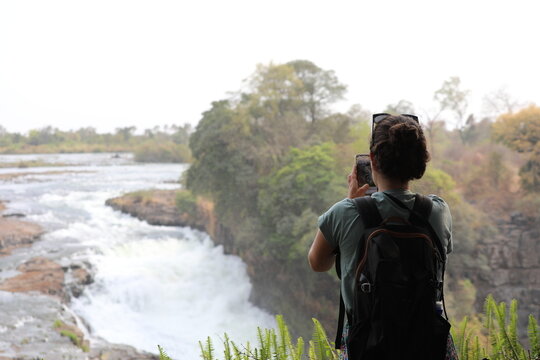 Touriste prend en photo Victoria Falls - Zimbabwe 