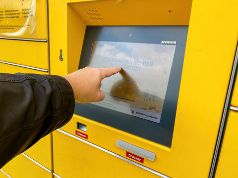 Eingabe an der DHL Packstation an der TotalEnergies-Tankstelle in K&ouml;ngen, K&ouml;ngen, 07.10.2024