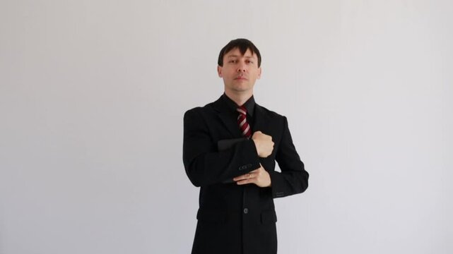 homem de neg&oacute;cios pastor segura biblia na m&atilde;o 