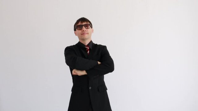 homem de neg&oacute;cios de bra&ccedil;os cruzados 