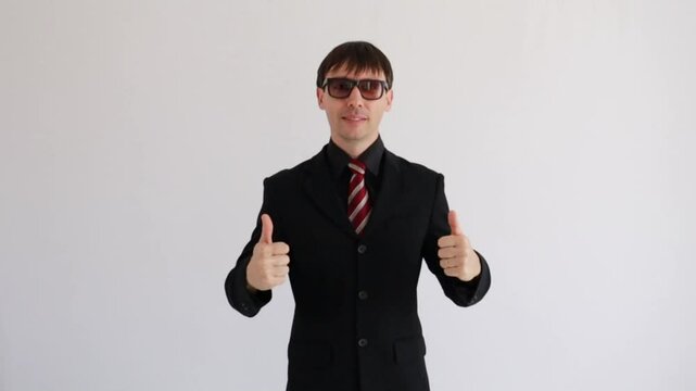 homem de neg&oacute;cios faz sinal positivo 