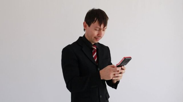 homem de neg&oacute;cios  com celular 