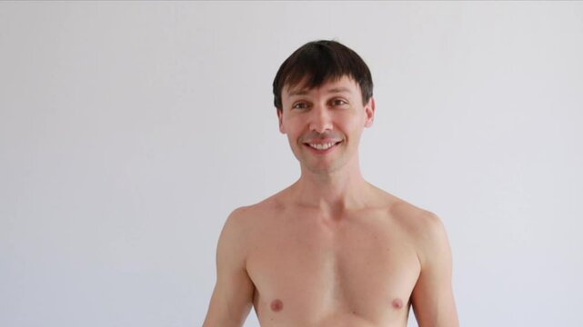 homem sorridente  sem camisa 