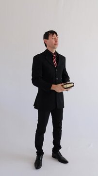 homem de neg&oacute;cios com a biblia na m&atilde;o 