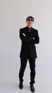 homem de neg&oacute;cios de bra&ccedil;os cruzados 