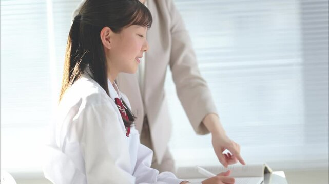 塾講師に勉強を教わる女子中学生