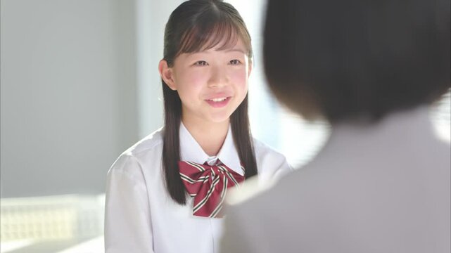 塾講師に勉強を教わる女子中学生