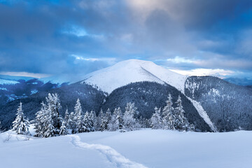 Obraz premium Fantastic winter landscape with snowy trees and snowy peaks. Carpathian mountains, Ukraine. Christmas holiday background. Landscape photography