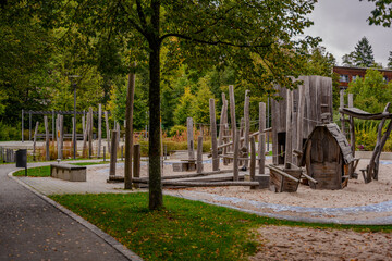 Ein hölzerner Kinderspielplatz in einem Park