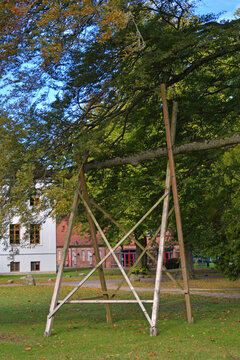 Astst&uuml;tze an einer alten Buche im Park von Kloster Dobbertin