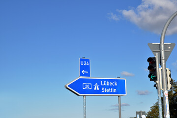 Wegweiser zur Autobahn A 20 Richtung Lübeck Stettin