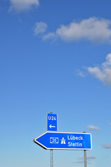 Wegweiser zur Autobahn A 20 Richtung Lübeck Stettin