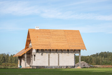 Budowa domu jednorodzinnego. Budowa domu z poddaszem użytkowym. Budowa domu. Polskie Prawo Budowlane. Budownictwo . © Leszek Szelest