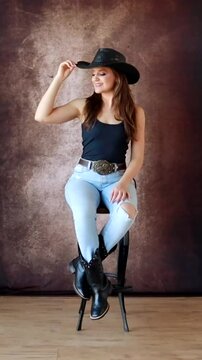 mulher usando chap&eacute;u vaqueira