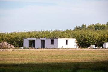 Budowa domu jednorodzinnego. Budowa domu z poddaszem użytkowym. Budowa domu. Polskie Prawo Budowlane. Budownictwo . © Leszek Szelest